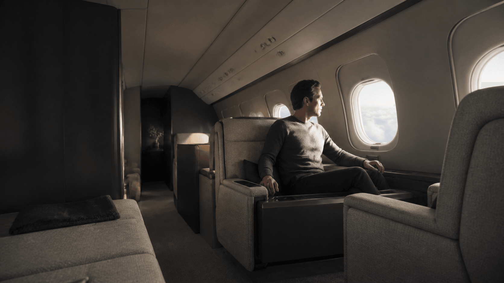 Una pasajera en la cabina de un jet privado en vuelo